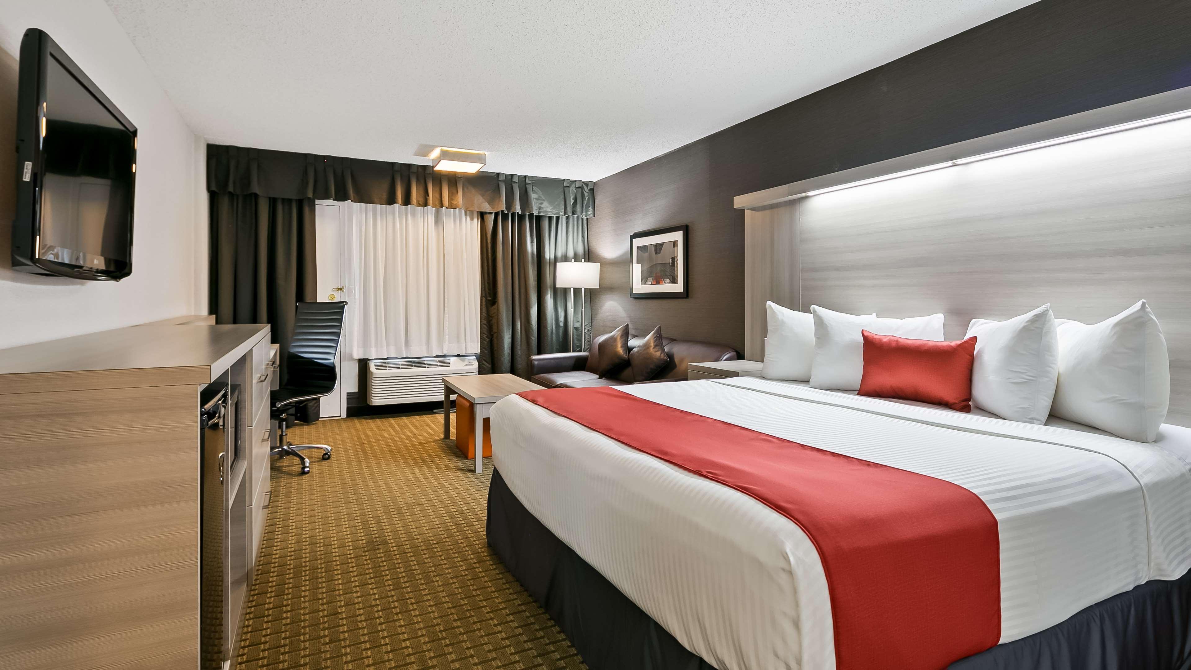 Best Western Plus Village Park Inn YYC Exteriör bild