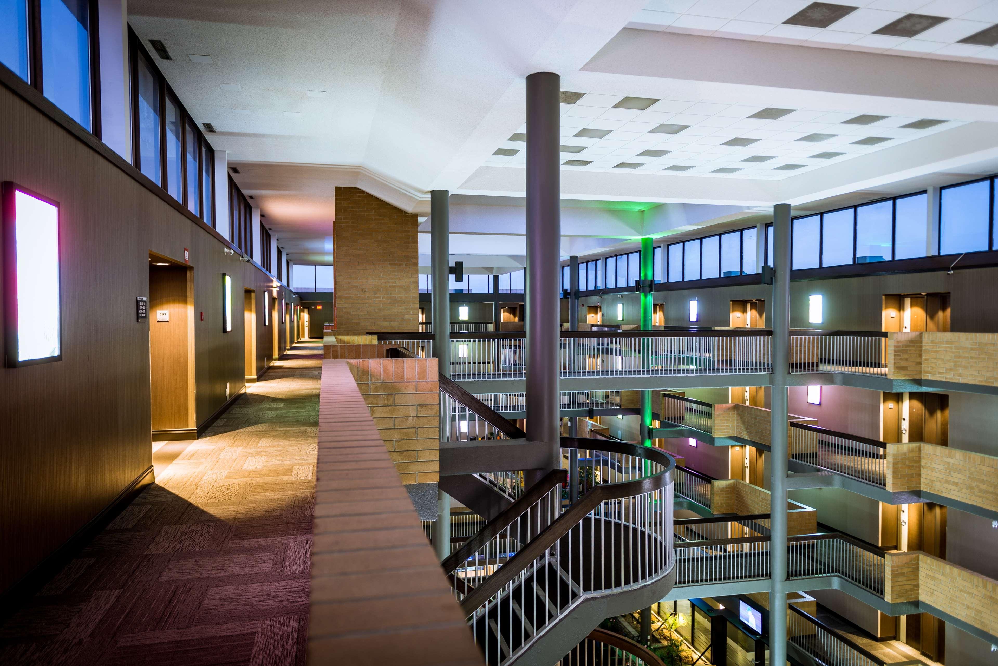 Best Western Plus Village Park Inn YYC Exteriör bild