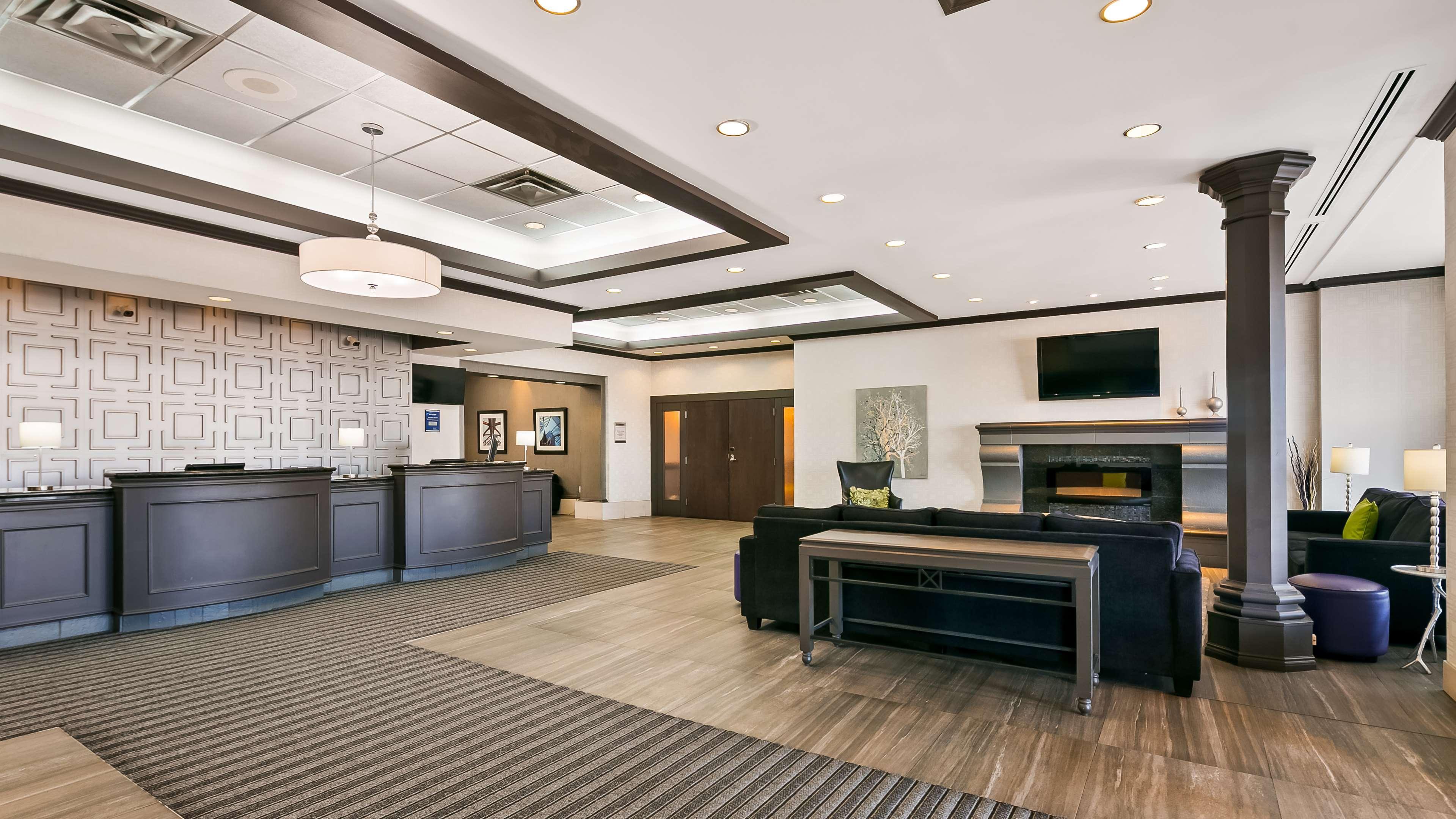 Best Western Plus Village Park Inn YYC Exteriör bild