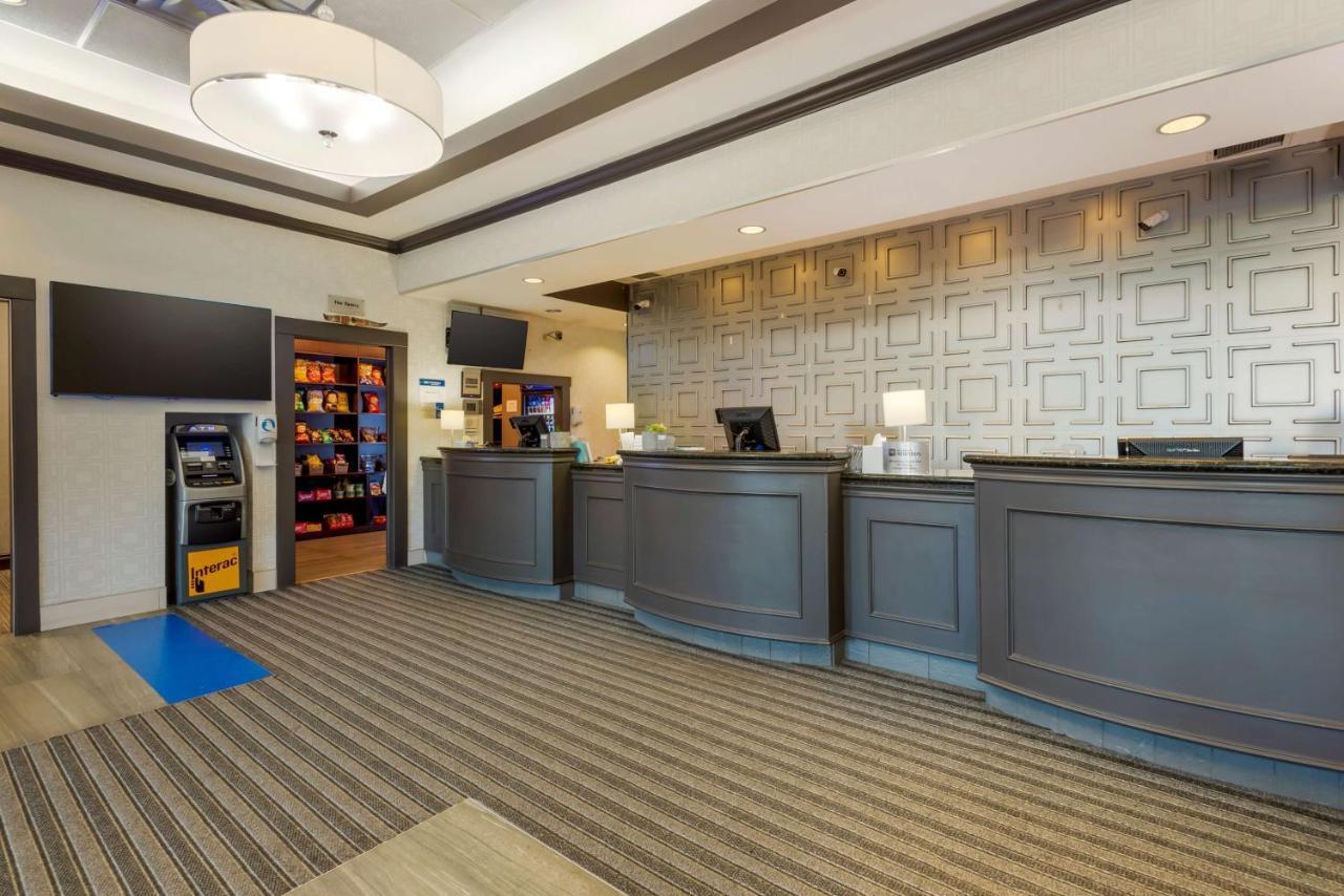 Best Western Plus Village Park Inn YYC Exteriör bild