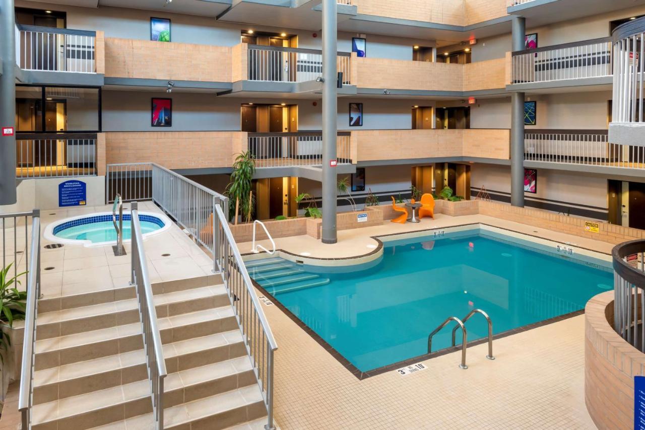 Best Western Plus Village Park Inn YYC Exteriör bild