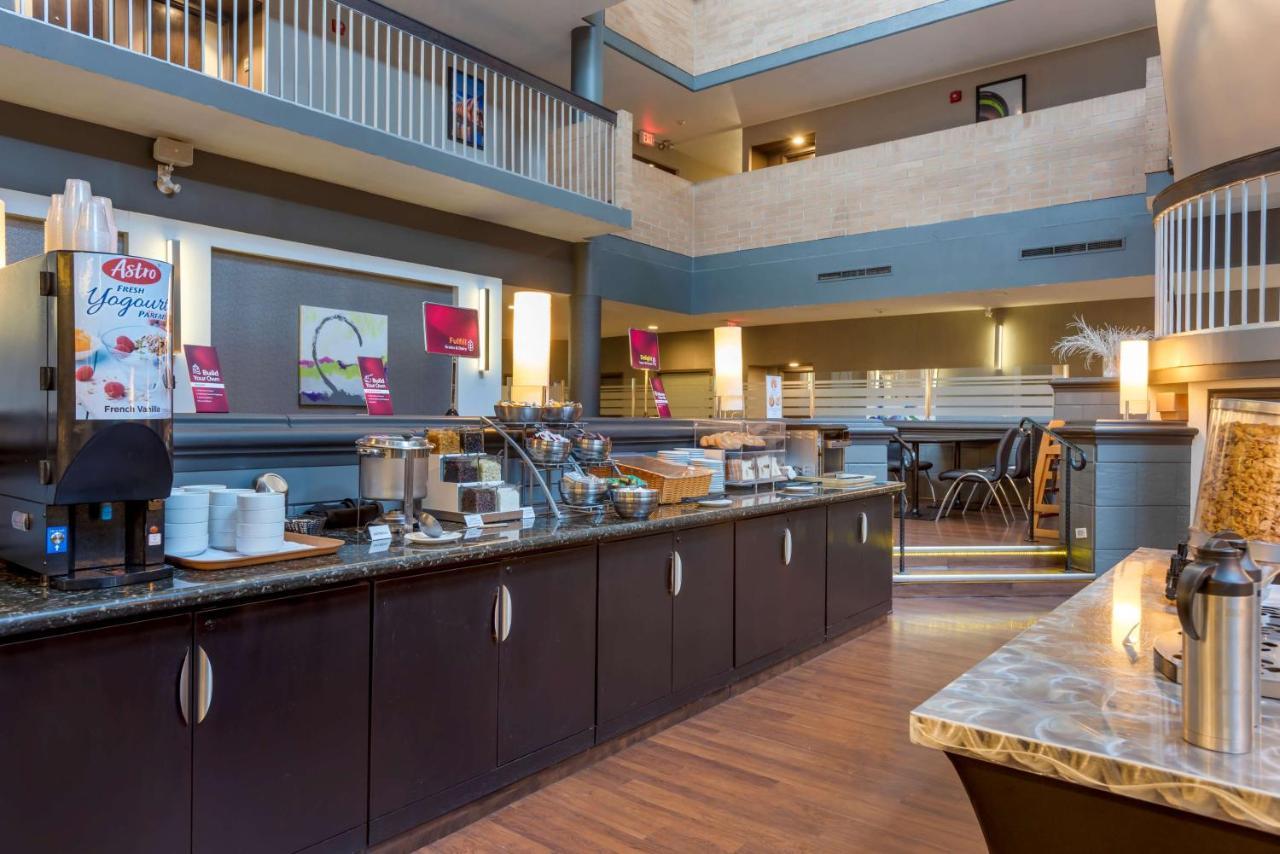 Best Western Plus Village Park Inn YYC Exteriör bild
