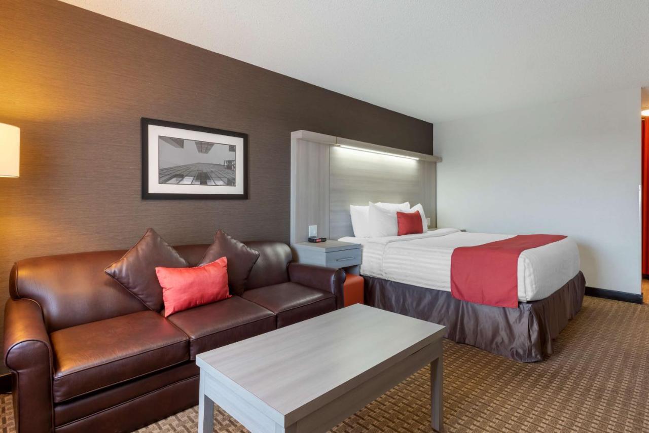 Best Western Plus Village Park Inn YYC Exteriör bild