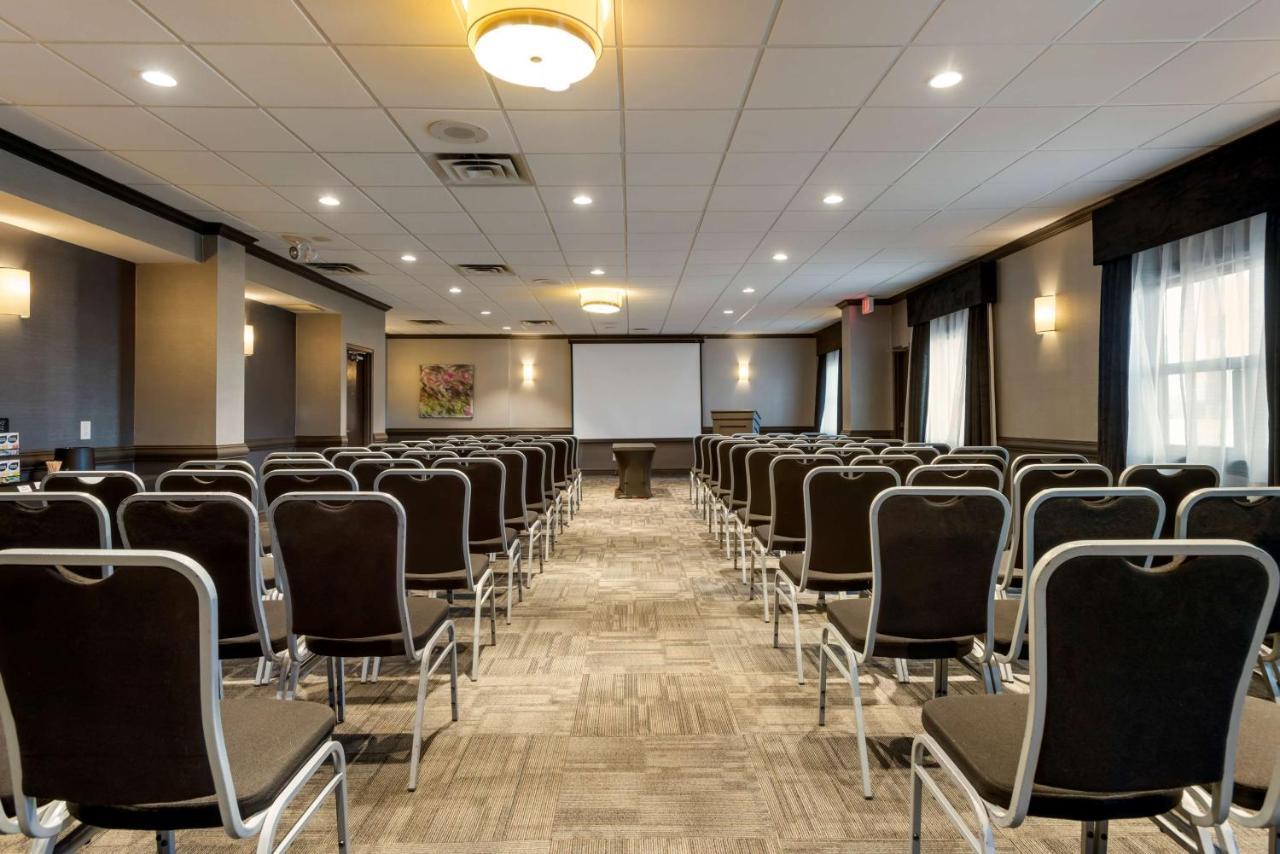 Best Western Plus Village Park Inn YYC Exteriör bild