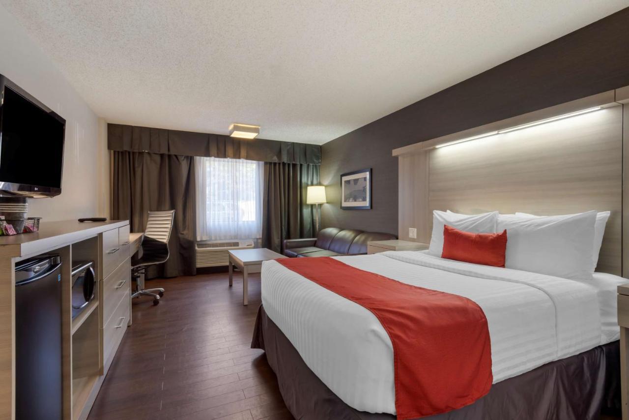 Best Western Plus Village Park Inn YYC Exteriör bild