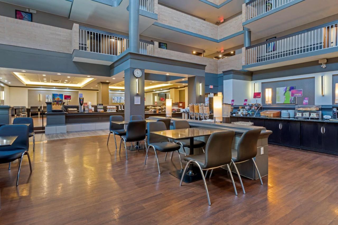 Best Western Plus Village Park Inn YYC Exteriör bild