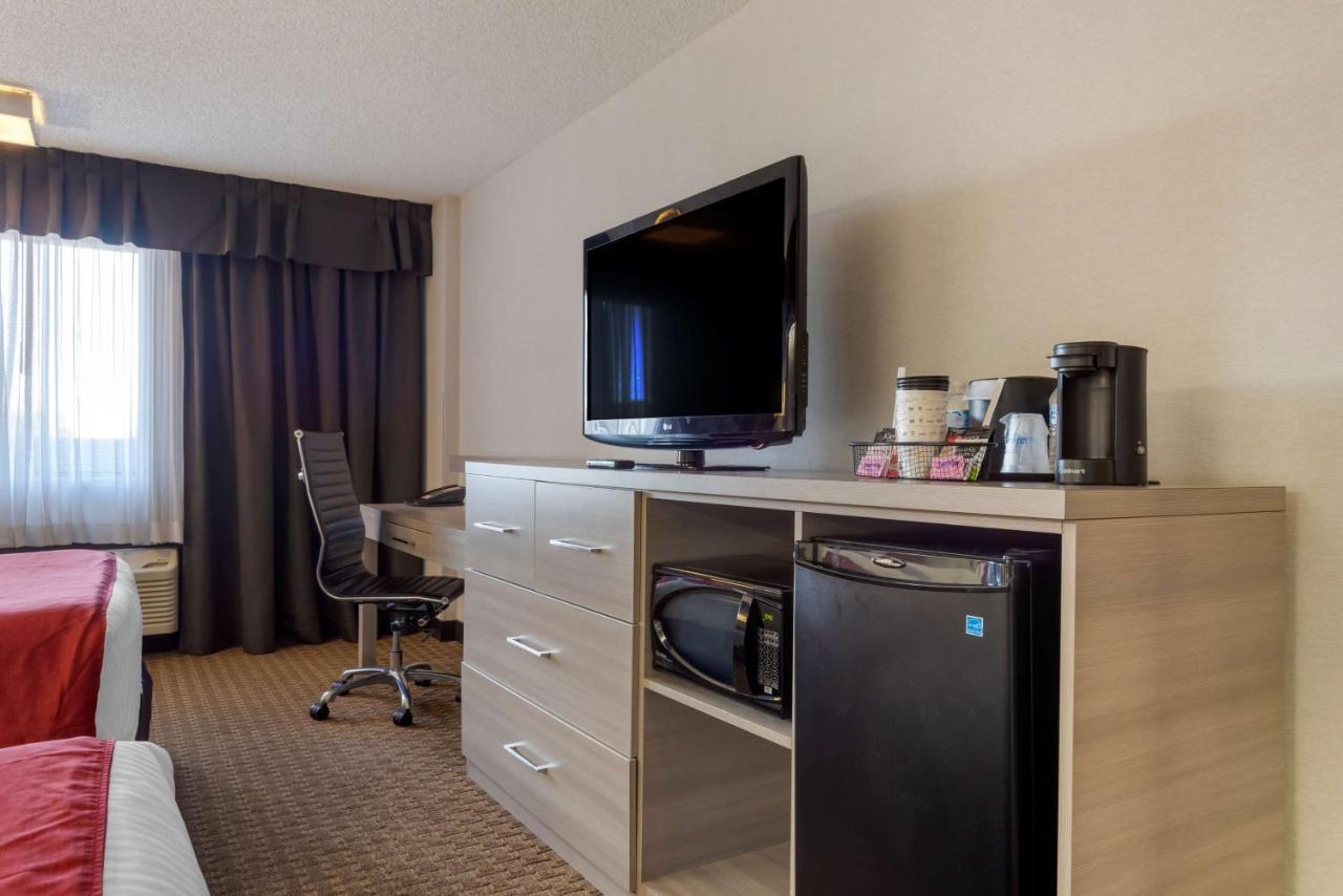 Best Western Plus Village Park Inn YYC Exteriör bild