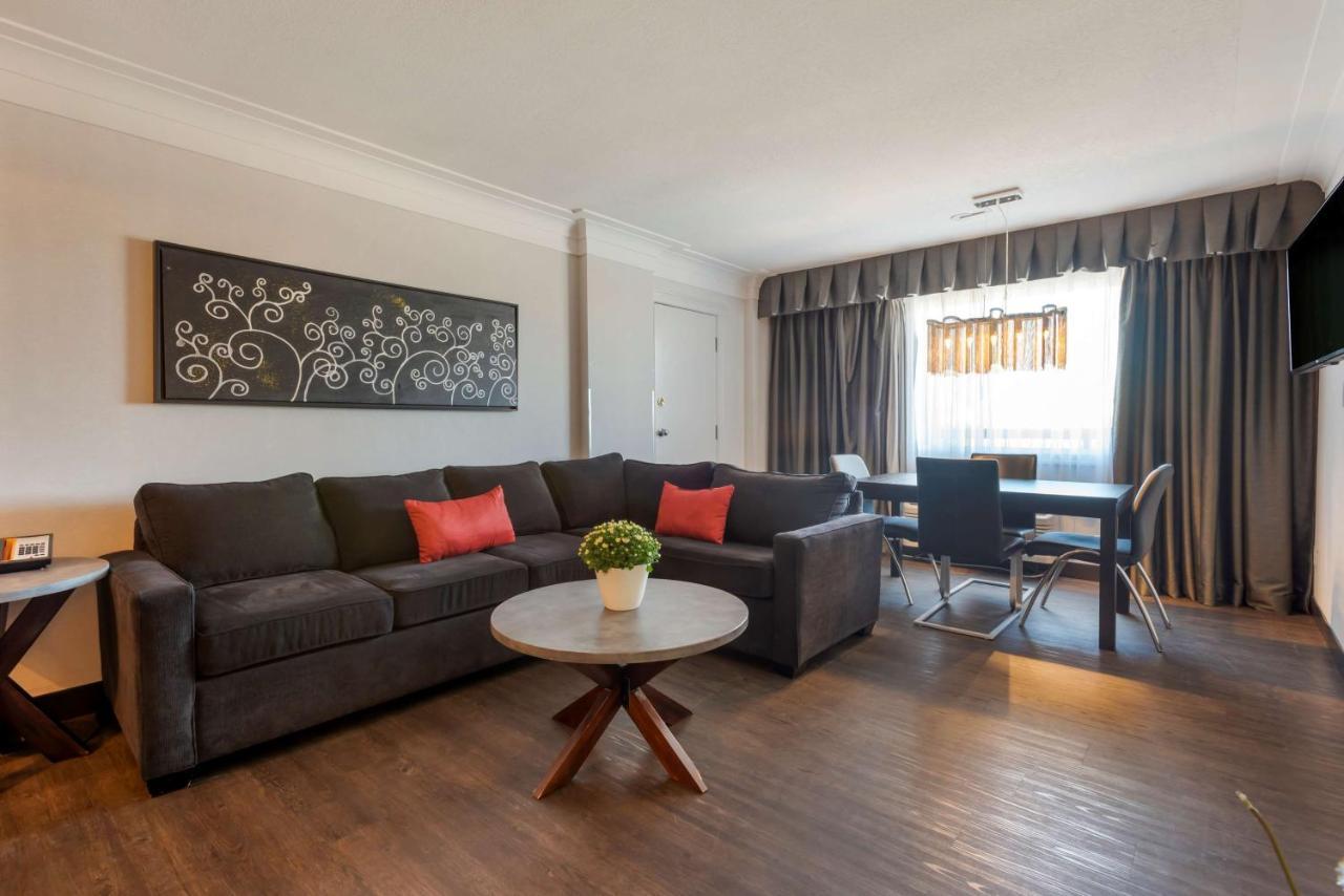 Best Western Plus Village Park Inn YYC Exteriör bild