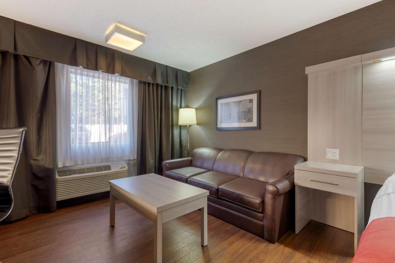 Best Western Plus Village Park Inn YYC Exteriör bild