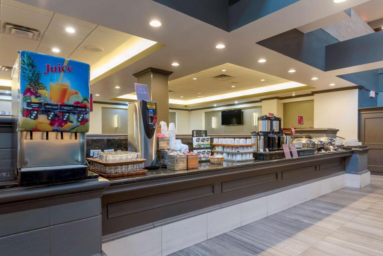Best Western Plus Village Park Inn YYC Exteriör bild