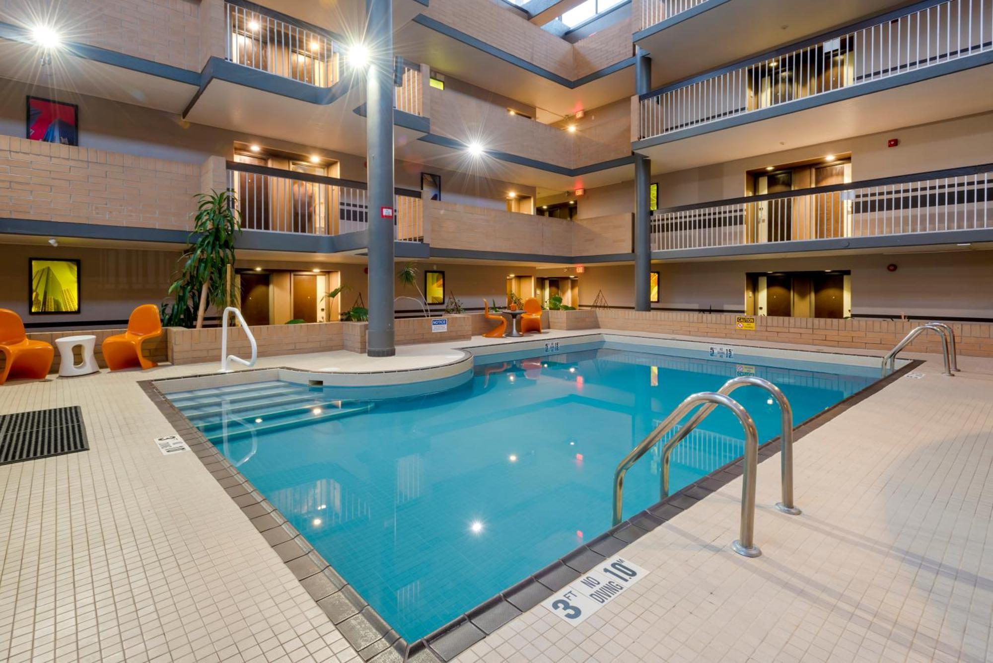 Best Western Plus Village Park Inn YYC Exteriör bild